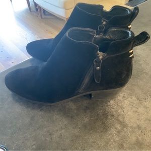 Vince Camuto Black Suede Ankle Bootie Tricera Side Zip Women’s Size 6.5
